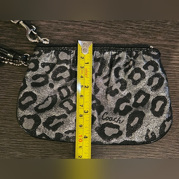 NEW W/O TAGS! SILVER COACH WRISTLET/WALLET W/ CHEETAH/LEOPARD PRINT TRIMMED n Bl - Picture 5 of 7